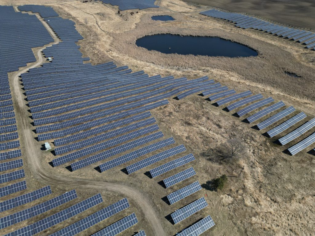 احداث نیروگاه خورشیدی متصل به شبکه (On-Grid)  نیروآفرینان فردا